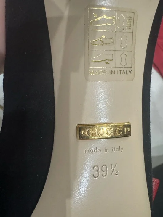 Gucci Black Suede Pointed-Toe Pumps with Signature Red & Green Bow - Picture 5 of 9